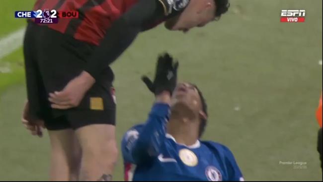 Sao Chelsea khiêu khích đối thủ theo cách độc lạ